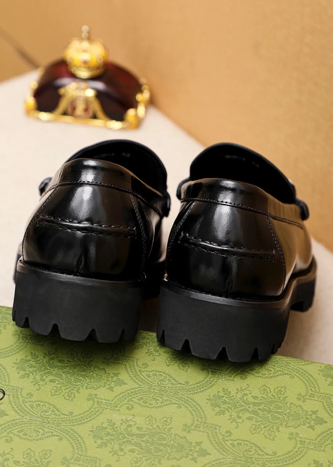 Men's shoes 💰460 💐 Product trademark: GUCCI "Gucci" casual leather shoes Regular size: 39-44 (38.45🉑️customized) Product materials: Selected imported first-layer open-edge beaded cowhide upper + luxury hardware buckle, imported water-dyed cowhide leather lining. Strong three-dimensional visual effect, foam outsole Color: 2⃣️colors available